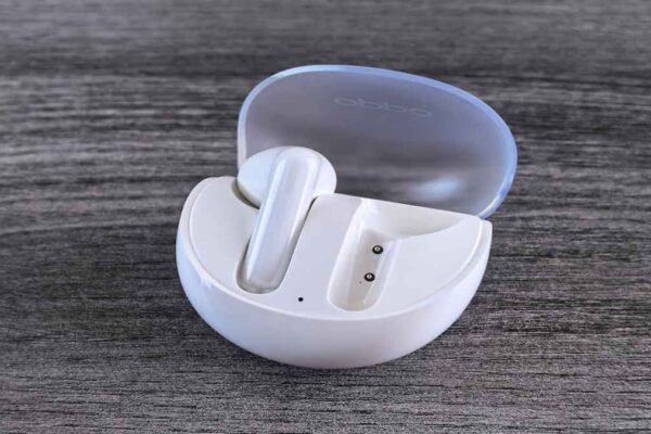 Wireless Earbuds vs. Over-Ear Headphones: A Comprehensive Buying Guide