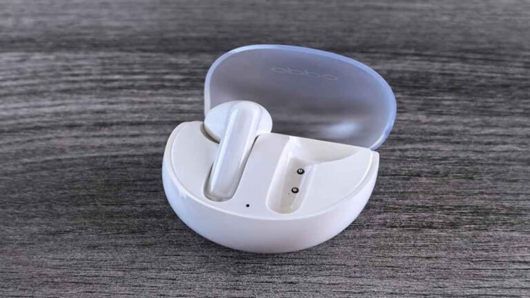 Wireless Earbuds vs. Over-Ear Headphones: A Comprehensive Buying Guide