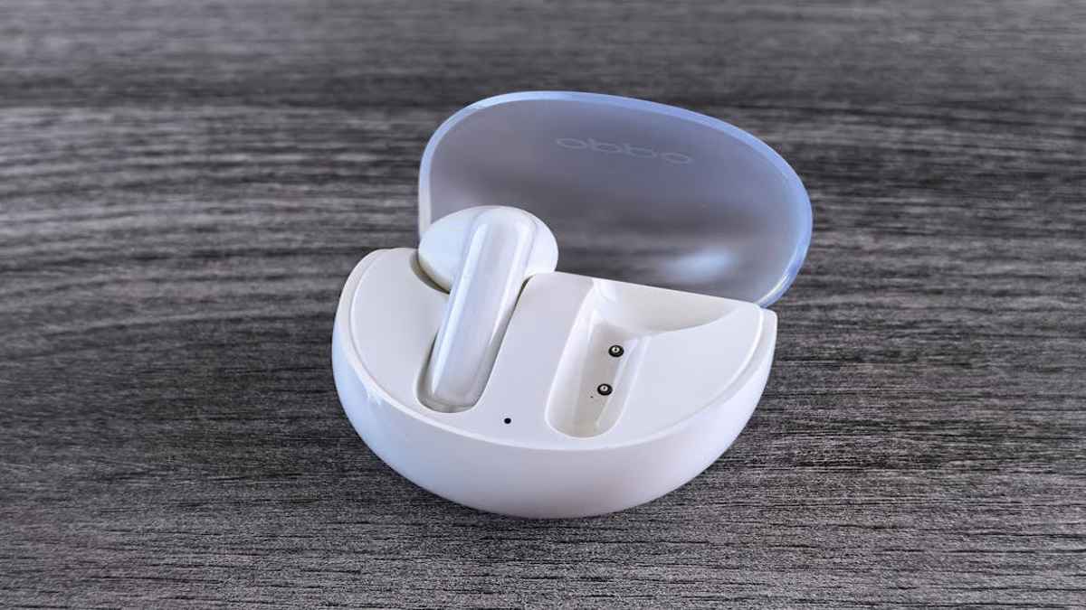 Wireless Earbuds vs. Over-Ear Headphones: A Comprehensive Buying Guide