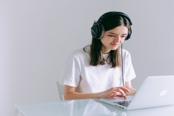 How to Start Freelancing Online: A Beginner’s Guide to Earning From Home