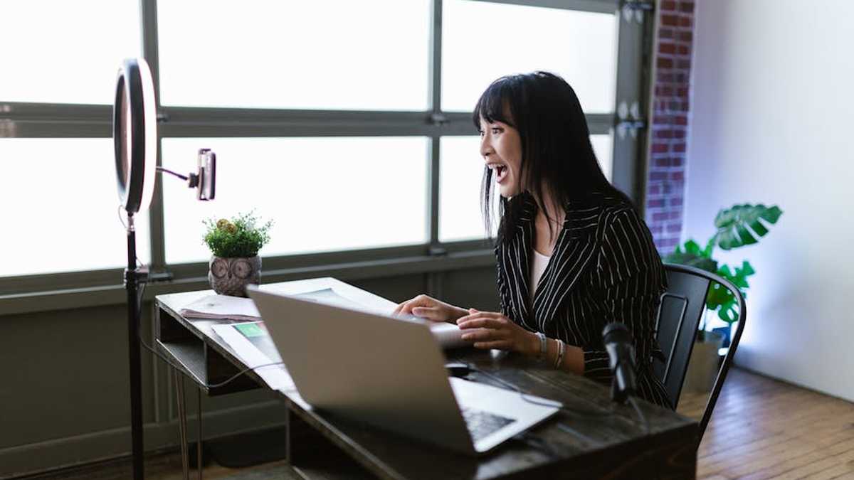 4K Webcam Face-Off: Frame Rates, Low-Light Performance, and Software Integration for Professional Streamers and Content Creators - Featured Image