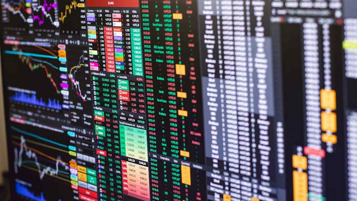 Building an inflation-hedged income portfolio using REITs, TIPS, and commodities. - Featured Image