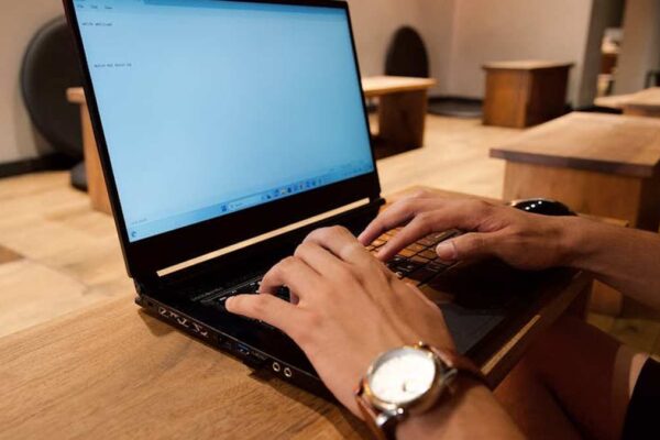 Choosing the Right Mesh Wi-Fi 6E System for Multi-Story Homes in the USA - Featured Image