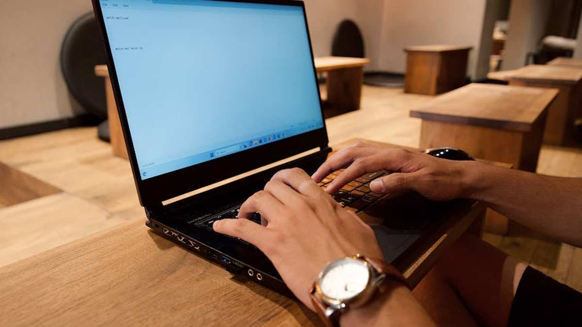 Choosing the Right Mesh Wi-Fi 6E System for Multi-Story Homes in the USA - Featured Image