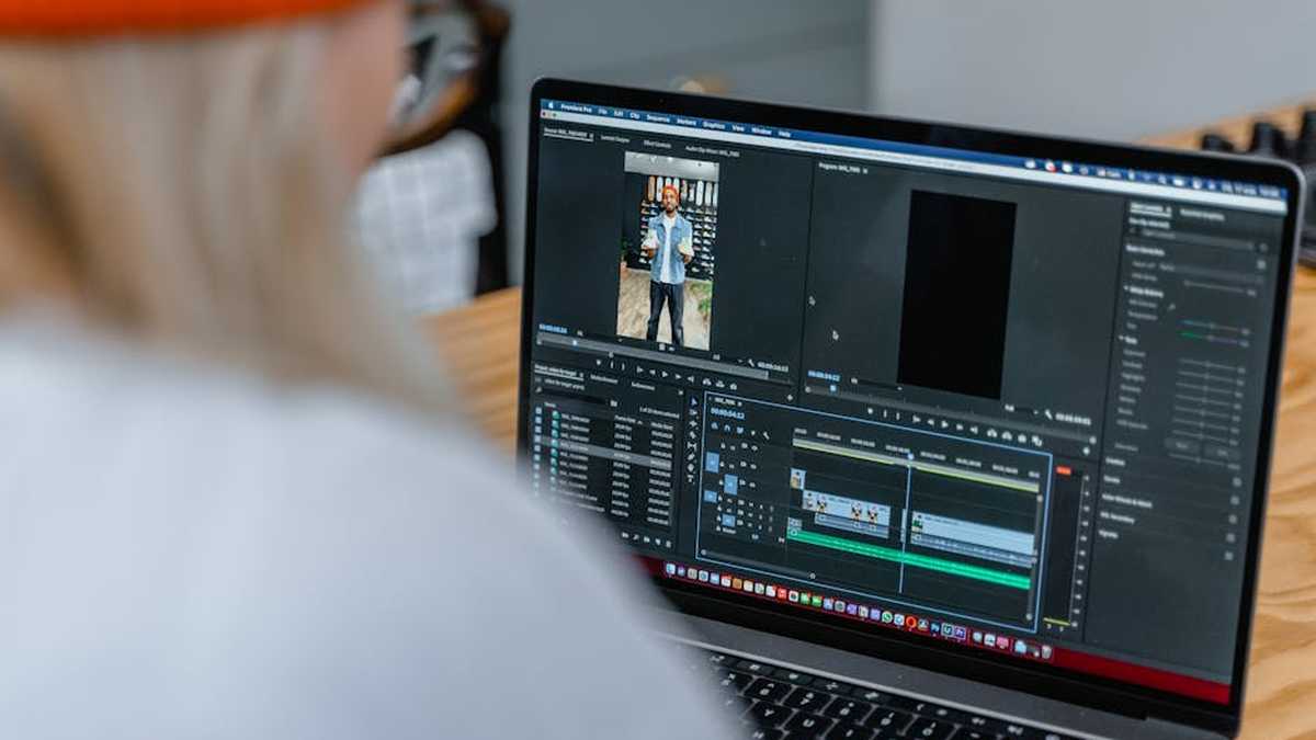 Choosing the Right Portable SSD for On-Set 8K Video Editing: USB4 vs. Thunderbolt 4 Performance Benchmarks and Durability Review - Featured Image