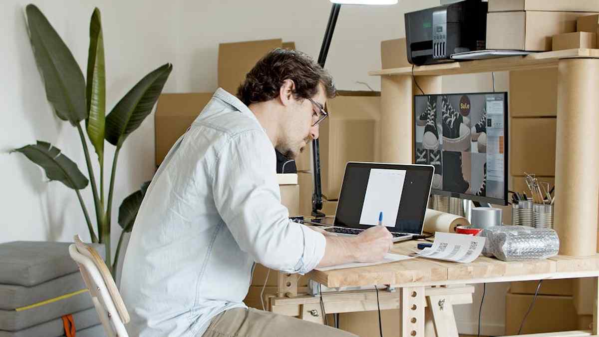 Developing a micro-SaaS product targeting specific pain points for US e-commerce stores. - Featured Image