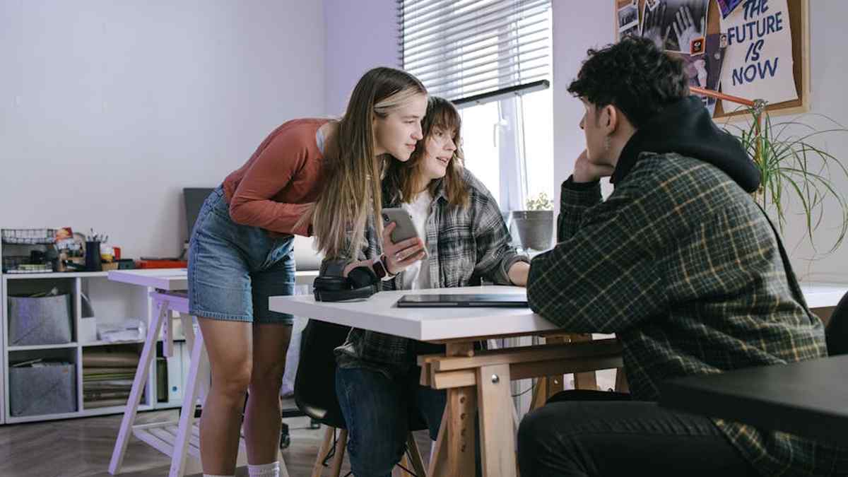 Digital Photo Frames with Cloud Integration for Family Sharing - Featured Image