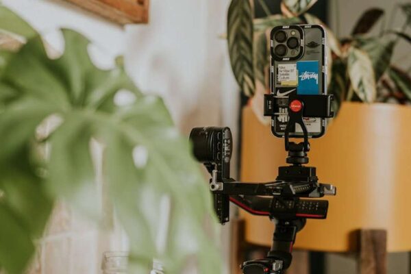 Entry-Level Mirrorless Cameras for Vlogging: Image Stabilization and Audio Focus - Featured Image