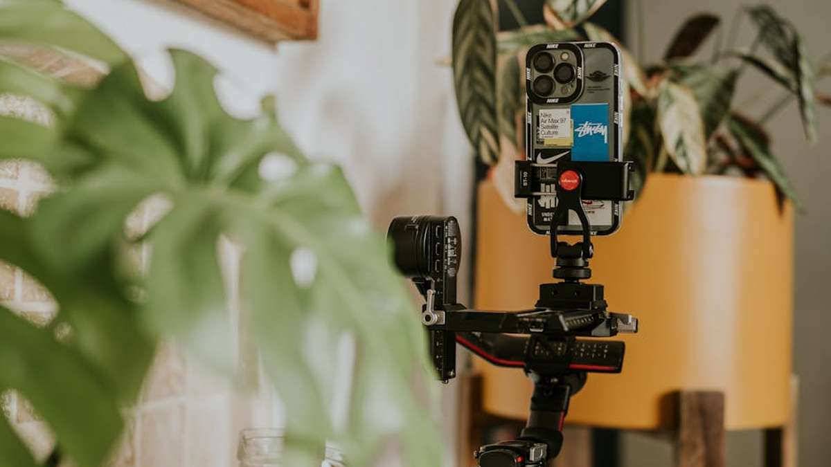 Entry-Level Mirrorless Cameras for Vlogging: Image Stabilization and Audio Focus - Featured Image