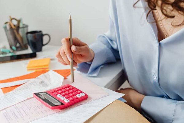 FreshBooks vs. Wave Accounting: Invoicing and Accounting for US Freelancers and Solopreneurs. - Featured Image