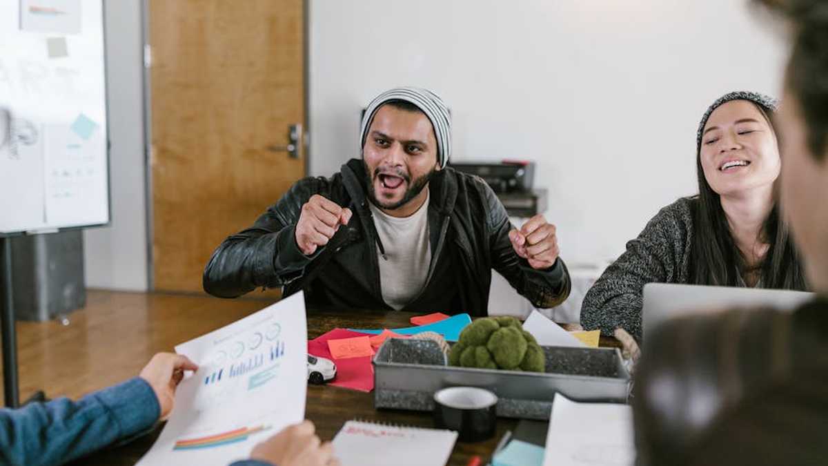 Hacking SaaS Product Adoption: A US Founder's Blueprint for Leveraging Micro-Communities and Dark Social Channels to Drive Early-Stage User Acquisition. - Featured Image