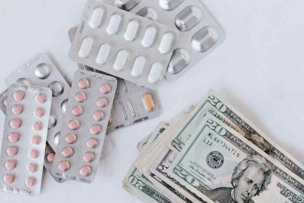 How a high deductible on commercial auto insurance impacts fleet management cost savings for a delivery company. - Featured Image