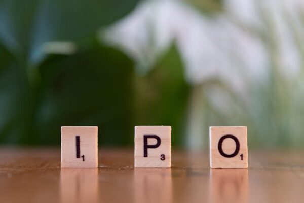 How to analyze venture capital deal flow and invest as an angel investor. - Featured Image