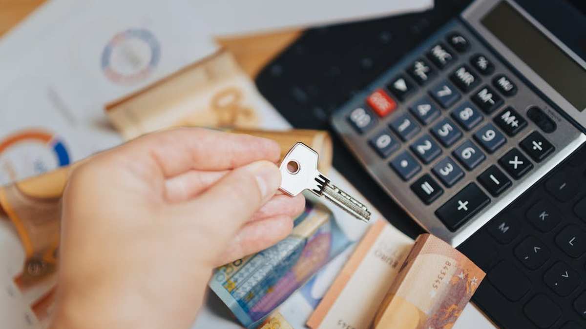 How to evaluate and invest in private real estate debt funds for passive income. - Featured Image