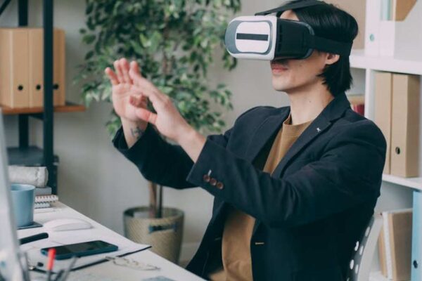 Integrating AR/VR technologies into remote client presentations for US agencies. - Featured Image