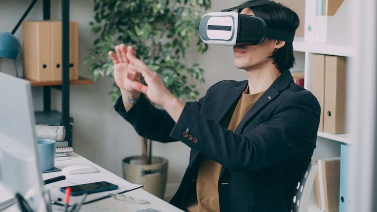 Integrating AR/VR technologies into remote client presentations for US agencies. - Featured Image