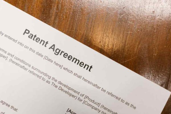 Key Contract Clauses for US Digital Product Licensing Agreements - Featured Image