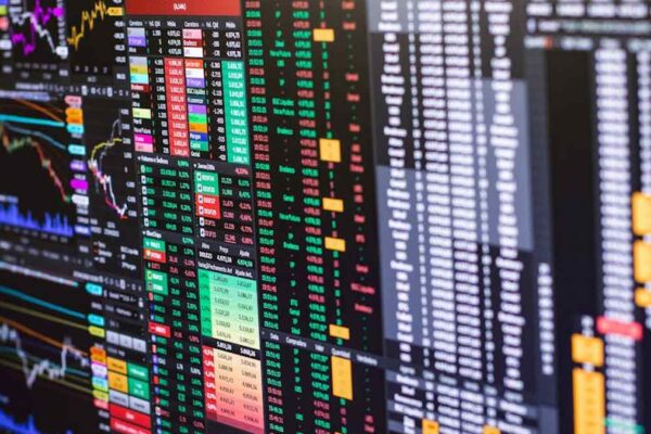 Leveraging structured notes and derivatives for sophisticated portfolio hedging. - Featured Image