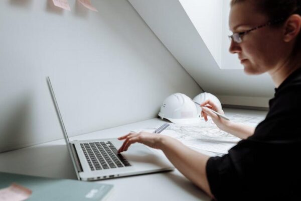 Monetizing niche expertise: How US consultants are scaling with micro-SaaS solutions for B2B problems. - Featured Image