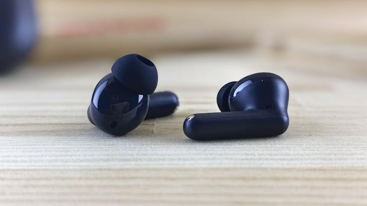Noise-Cancelling Earbuds for Commuters: Comfort, Battery Life, and ANC Performance - Featured Image