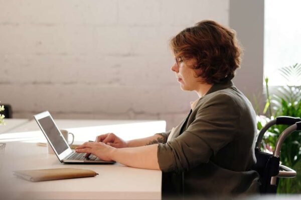 Optimizing US digital nomad taxes: Structuring your location-independent business for maximum deductions - Featured Image