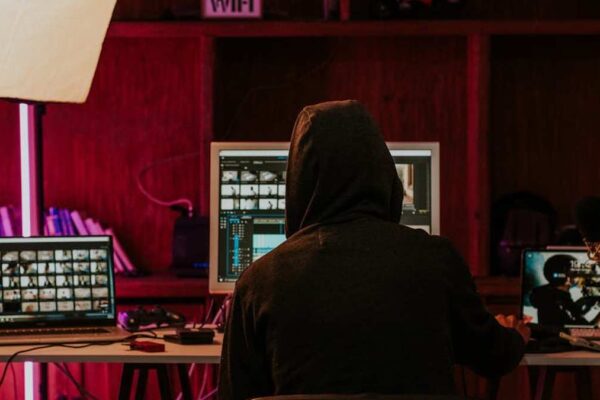 Programmable Macro Keypads vs. Stream Decks: Optimizing Workflow for Power Users and Content Creators - Featured Image