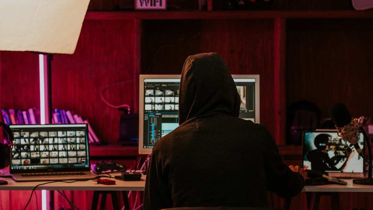 Programmable Macro Keypads vs. Stream Decks: Optimizing Workflow for Power Users and Content Creators - Featured Image