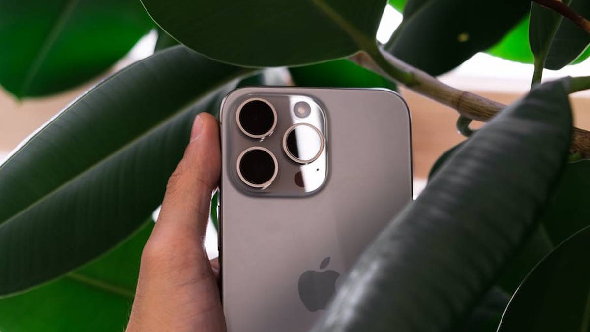 Samsung Galaxy S24 Ultra vs. iPhone 15 Pro Max Camera Features Deep Dive - Featured Image