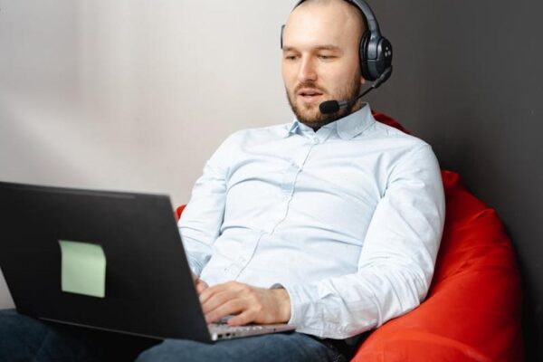 Setting up a US virtual mailbox and registered agent for remote business compliance. - Featured Image