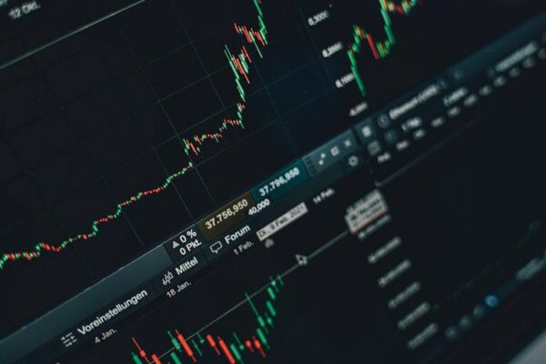 Solo 401(k) vs. SEP IRA: Advanced Tax-Advantaged Retirement Strategies for USA Digital Entrepreneurs with Fluctuating Income - Featured Image