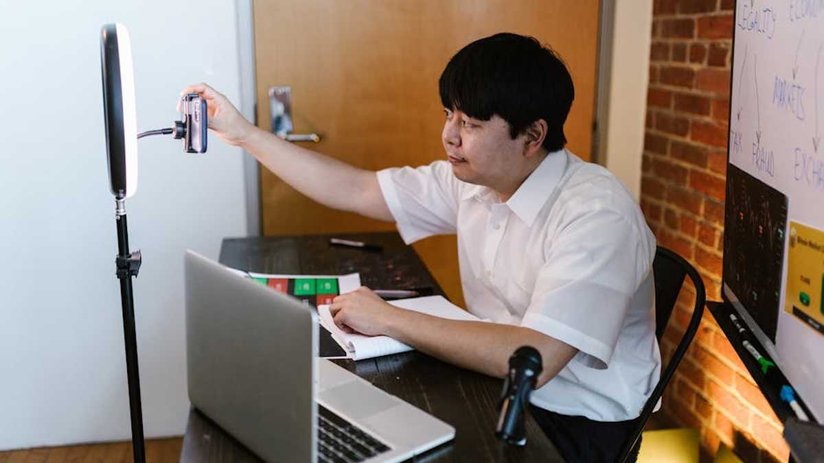 The Creator's Guide to Monetizing Niche Online Communities Through Sponsored Content and Digital Products in the USA - Featured Image