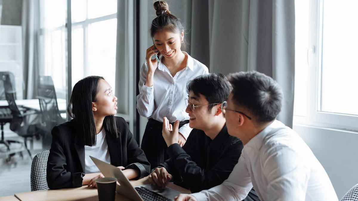 The Power of Vertical Integration for Niche SaaS Startups to Own the Value Chain - Featured Image