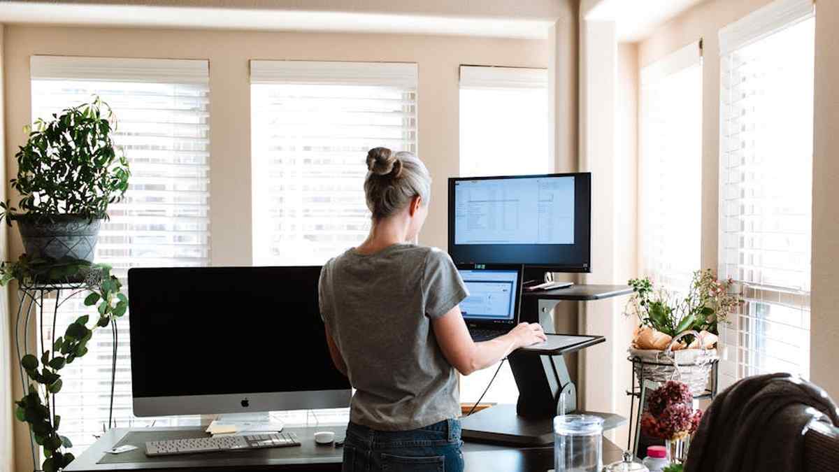 The role of AI in streamlining content creation workflows for US solopreneurs. - Featured Image