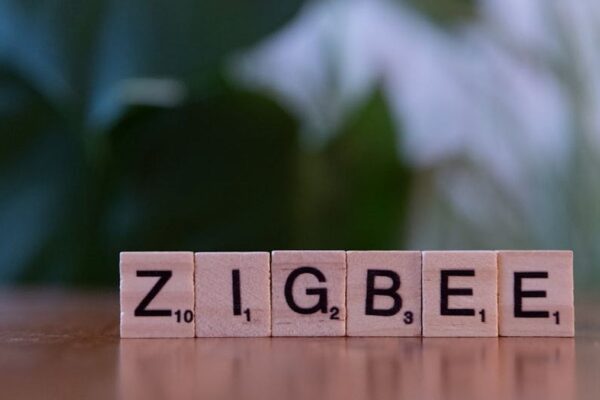 Thread vs. Matter vs. Zigbee: Decoding the Best Smart Home Protocol for Your Existing US Ecosystem - Featured Image