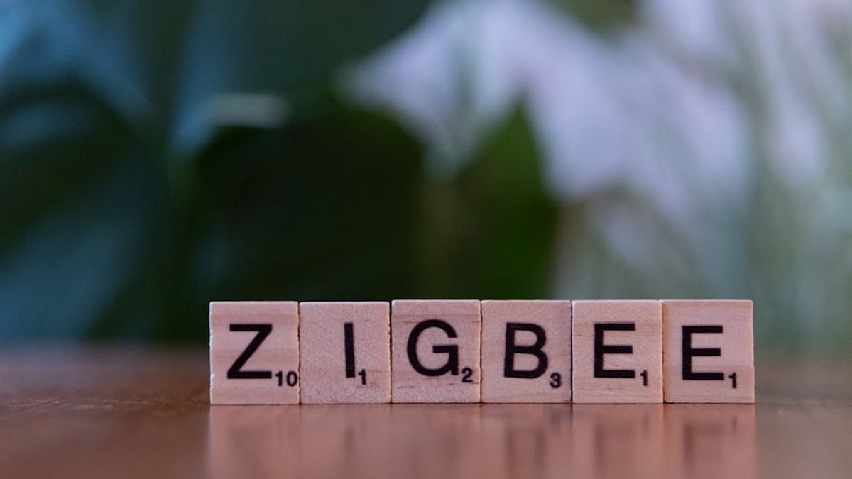 Thread vs. Matter vs. Zigbee: Decoding the Best Smart Home Protocol for Your Existing US Ecosystem - Featured Image