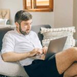 Transitioning from hourly billing to value-based pricing for US freelance consultants. - Featured Image