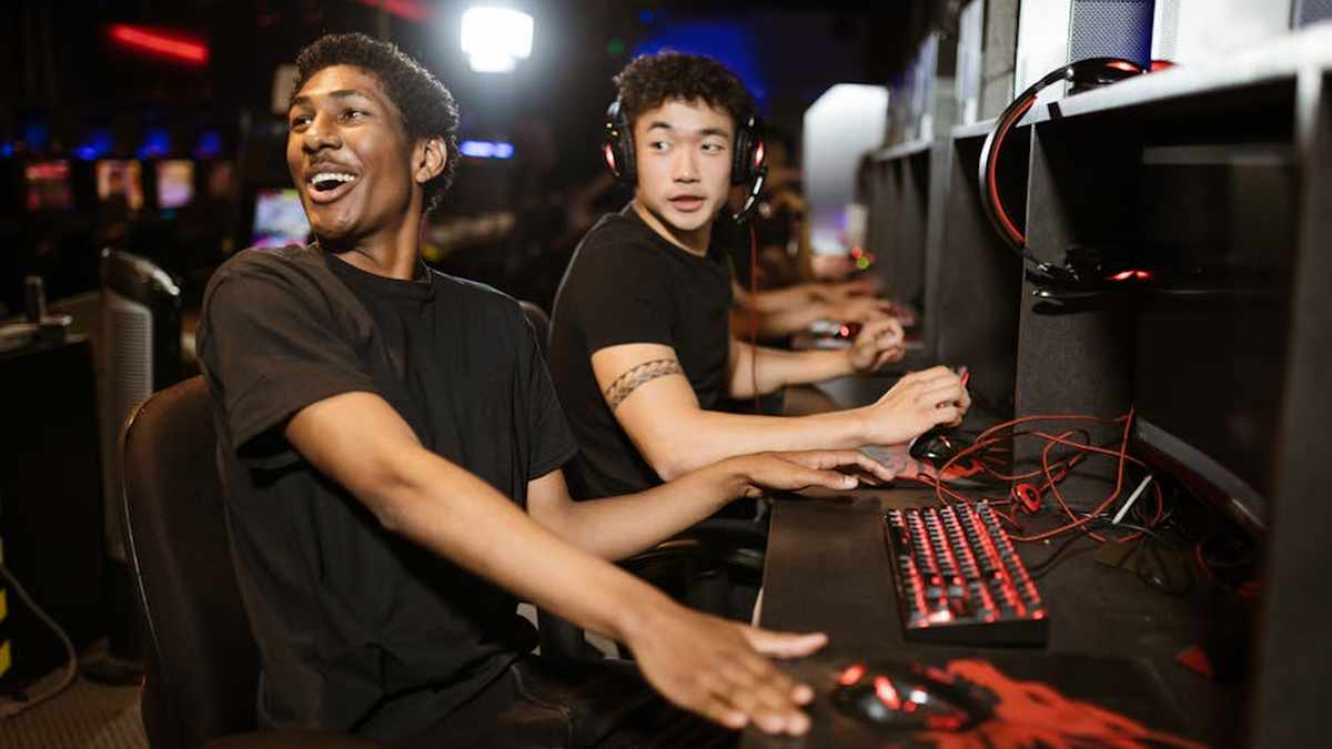 Ultralight Gaming Mice for Esports: Sensor Accuracy and Weight Reduction - Featured Image