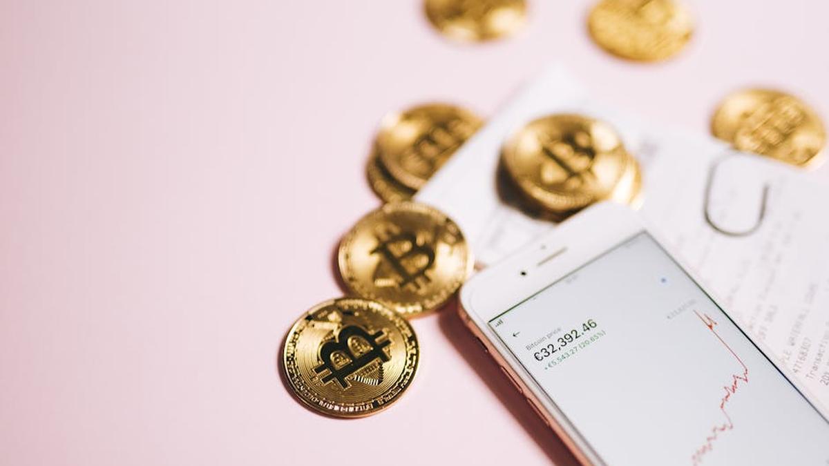 Understanding complex IRS rules for cryptocurrency transactions and taxation in the USA. - Featured Image