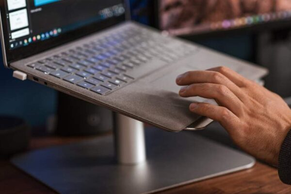 Wi-Fi 7 Mesh Systems vs. High-End Wi-Fi 6E: Latency & Throughput Performance for Large Smart Homes with 50+ Connected Devices - Featured Image