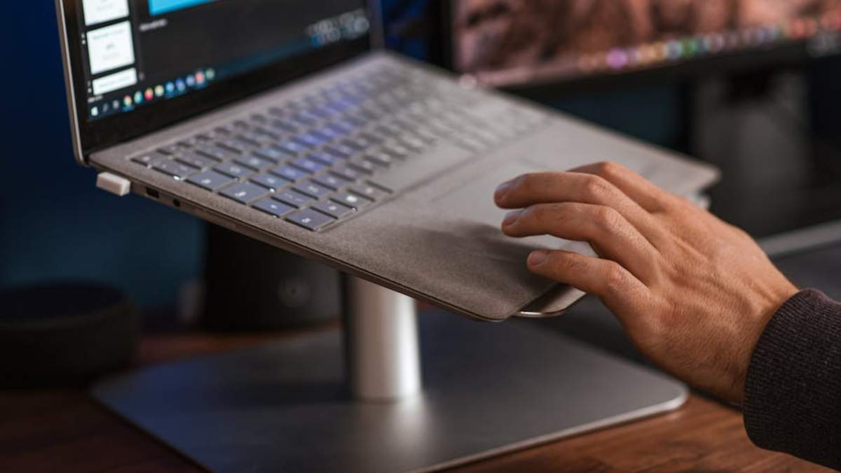 Wi-Fi 7 Mesh Systems vs. High-End Wi-Fi 6E: Latency & Throughput Performance for Large Smart Homes with 50+ Connected Devices - Featured Image