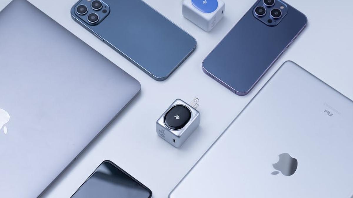 Wireless Chargers for Multiple Apple Devices: MagSafe Compatibility and Efficiency - Featured Image